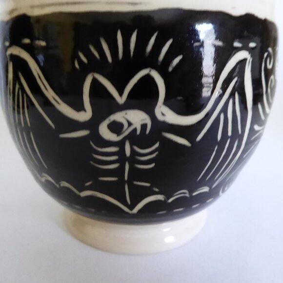 NEW ARTIFACT POTTERY HANDCRAFTED GOTH CERAMIC VAMPIRE BAT DRACULA GARLIC KEEPER - Picture 13 of 16